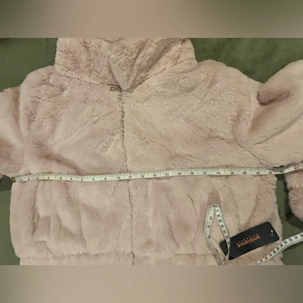 Faux fur cropped jacket. Front zipper, 2 pockets. Subtle pink. Size L. NWT - Picture 11 of 11